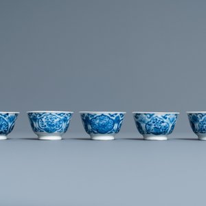 Vijf Chinese blauw-witte koppen en schotels, Kangxi — foto 5