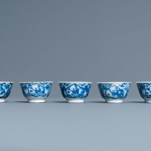 Vijf Chinese blauw-witte koppen en schotels, Kangxi — foto 6