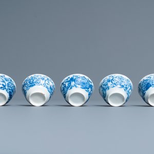 Vijf Chinese blauw-witte koppen en schotels, Kangxi — foto 8