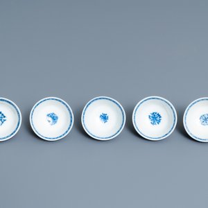 Vijf Chinese blauw-witte koppen en schotels, Kangxi — foto 9