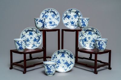 Vijf Chinese blauw-witte koppen en schotels met floraal decor, Kangxi