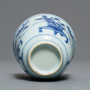 Vijf Chinese blauw-witte koppen en schotels met floraal decor, Kangxi — foto 9