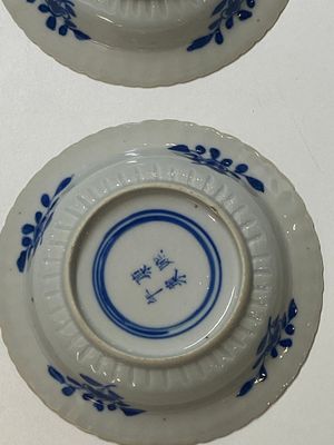 Vijf Chinese blauw-witte koppen en vier schotels met jongens die een vaas dragen, Kangxi merk, Guangxu — foto 5