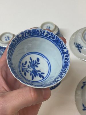 Vijf Chinese blauw-witte koppen en vier schotels met jongens die een vaas dragen, Kangxi merk, Guangxu — foto 9