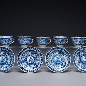 Vijf Chinese blauw-witte koppen en vier schotels met jongens die een vaas dragen, Kangxi merk, Guangxu — foto 1