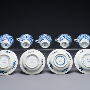 Vijf Chinese blauw-witte koppen en vier schotels met jongens die een vaas dragen, Kangxi merk, Guangxu — foto 2
