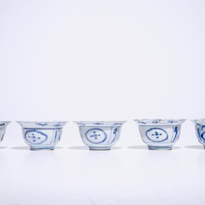 Vijf Chinese blauw-witte kraak porseleinen kommen, Ming, Wanli — foto 5