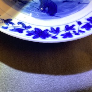 Vijf Chinese blauw-witte kraakporseleinen borden met herten en sprinkhanen, Wanli — foto 16