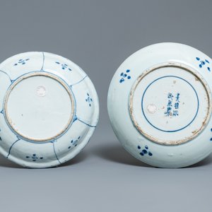 Vijf Chinese blauw-witte kraakporseleinen borden met herten en sprinkhanen, Wanli — foto 5