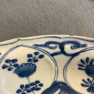Vijf Chinese blauw-witte kraakporseleinen borden met herten en sprinkhanen, Wanli — foto 7