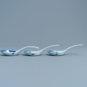Vijf Chinese blauw-witte lepels, 19e eeuw — foto 5