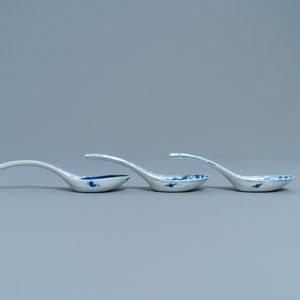 Vijf Chinese blauw-witte lepels, 19e eeuw — foto 6
