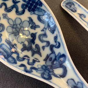 Vijf Chinese blauw-witte lepels, 19e eeuw — foto 7
