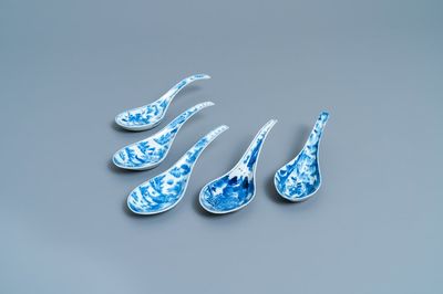 Vijf Chinese blauw-witte lepels met landschappen, 19e eeuw