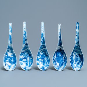Vijf Chinese blauw-witte lepels met landschappen, 19e eeuw — foto 2