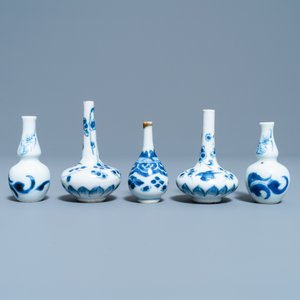Vijf Chinese blauw-witte miniatuur vaasjes, Kangxi — foto 3