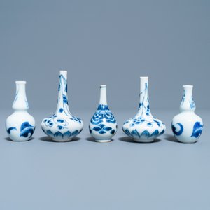 Vijf Chinese blauw-witte miniatuur vaasjes, Kangxi — foto 4
