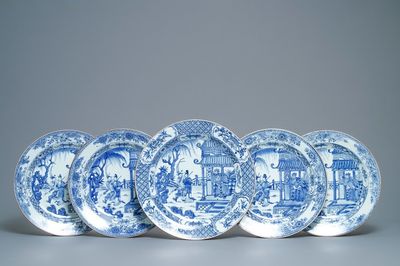 Vijf Chinese blauw-witte 'Romance of the Western Chamber' schotels, Kangxi/Yongzheng