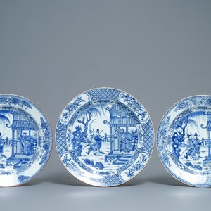 Vijf Chinese blauw-witte 'Romance of the Western Chamber' schotels, Kangxi/Yongzheng — foto 2