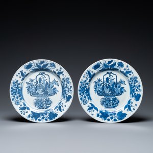 Vijf Chinese blauw-witte schotels en drie borden, Kangxi — foto 4