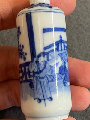 Vijf Chinese blauw-witte snuifflessen, 19e eeuw — foto 17
