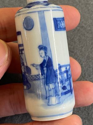 Vijf Chinese blauw-witte snuifflessen, 19e eeuw — foto 18