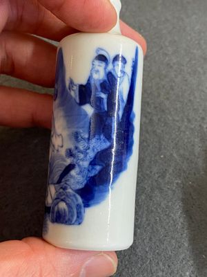 Vijf Chinese blauw-witte snuifflessen, 19e eeuw — foto 10