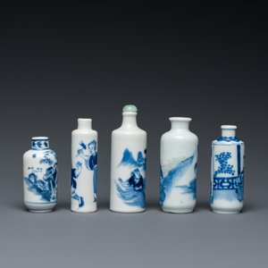 Vijf Chinese blauw-witte snuifflessen, 19e eeuw — foto 5