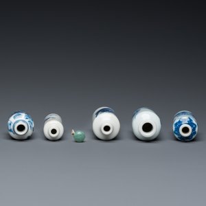 Vijf Chinese blauw-witte snuifflessen, 19e eeuw — foto 6