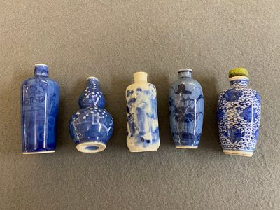 Vijf Chinese blauw-witte snuifflessen, 19e eeuw — foto 1