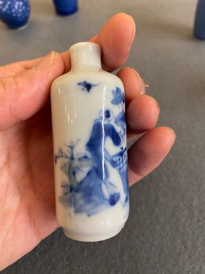 Vijf Chinese blauw-witte snuifflessen, 19e eeuw — foto 12