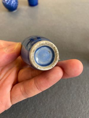 Vijf Chinese blauw-witte snuifflessen, 19e eeuw — foto 15
