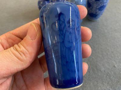 Vijf Chinese blauw-witte snuifflessen, 19e eeuw — foto 5
