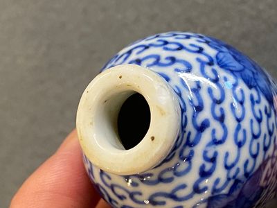 Vijf Chinese blauw-witte snuifflessen, 19e eeuw — foto 9