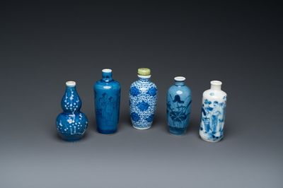 Vijf Chinese blauw-witte snuifflessen, 19e eeuw