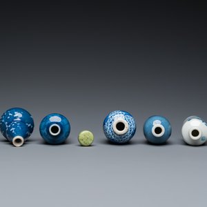 Vijf Chinese blauw-witte snuifflessen, 19e eeuw — foto 6