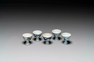 Vijf Chinese blauw-witte stem cups uit het Hatcher scheepswrak, Transitie periode — foto 3