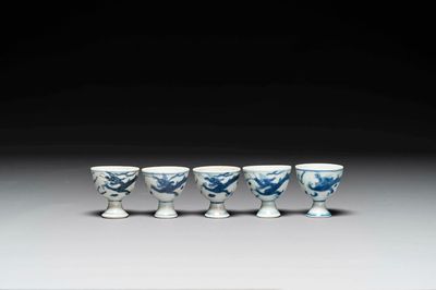 Vijf Chinese blauw-witte stem cups uit het Hatcher scheepswrak, Transitie periode