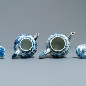 Vijf Chinese blauw-witte theepotten met deksels, Kangxi — foto 18