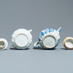 Vijf Chinese blauw-witte theepotten met deksels, Kangxi — foto 19