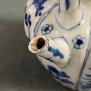 Vijf Chinese blauw-witte theepotten met deksels, Kangxi — foto 22