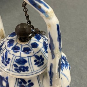 Vijf Chinese blauw-witte theepotten met deksels, Kangxi — foto 24