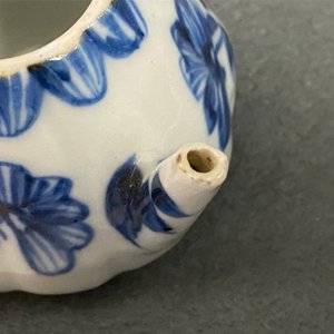 Vijf Chinese blauw-witte theepotten met deksels, Kangxi — foto 28