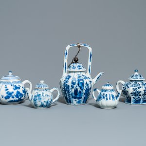 Vijf Chinese blauw-witte theepotten met deksels, Kangxi — foto 3