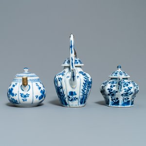 Vijf Chinese blauw-witte theepotten met deksels, Kangxi — foto 5