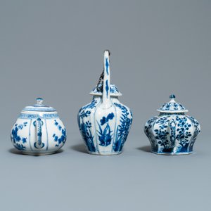 Vijf Chinese blauw-witte theepotten met deksels, Kangxi — foto 7