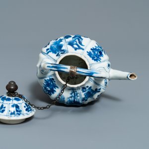 Vijf Chinese blauw-witte theepotten met deksels, Kangxi — foto 8