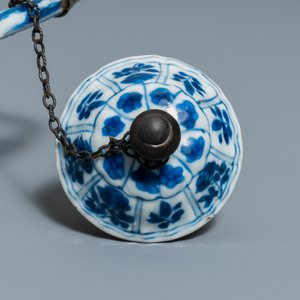 Vijf Chinese blauw-witte theepotten met deksels, Kangxi — foto 10