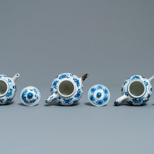 Vijf Chinese blauw-witte theepotten met Lange Lijzen, Kangxi — foto 12
