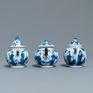 Vijf Chinese blauw-witte theepotten met Lange Lijzen, Kangxi — foto 9